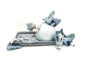 Sem título, 2022. Pigmento e diluente sobre porcelana, 22 x 40 x 15 cm