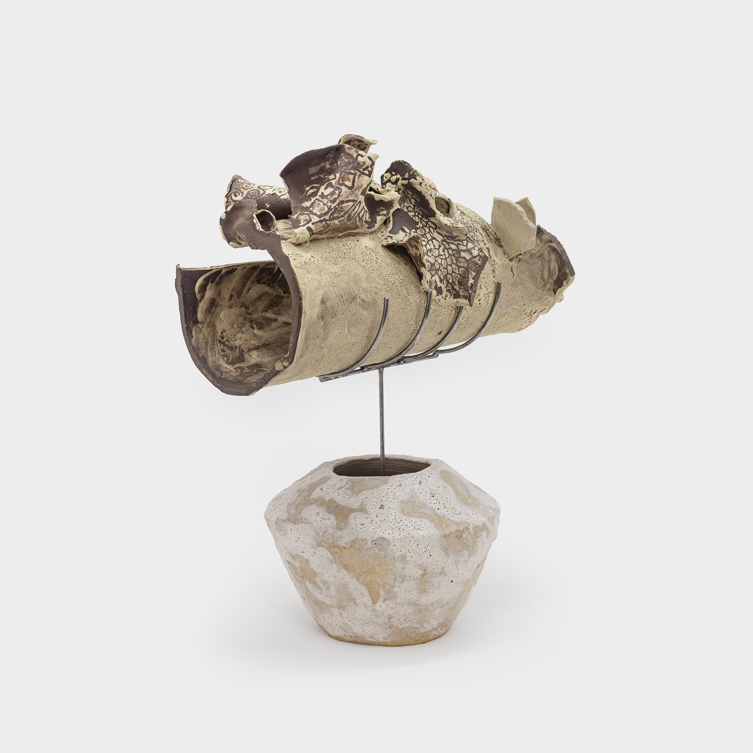 Sem título, 2026. Cerâmica, 55 x 51 x 27 cm