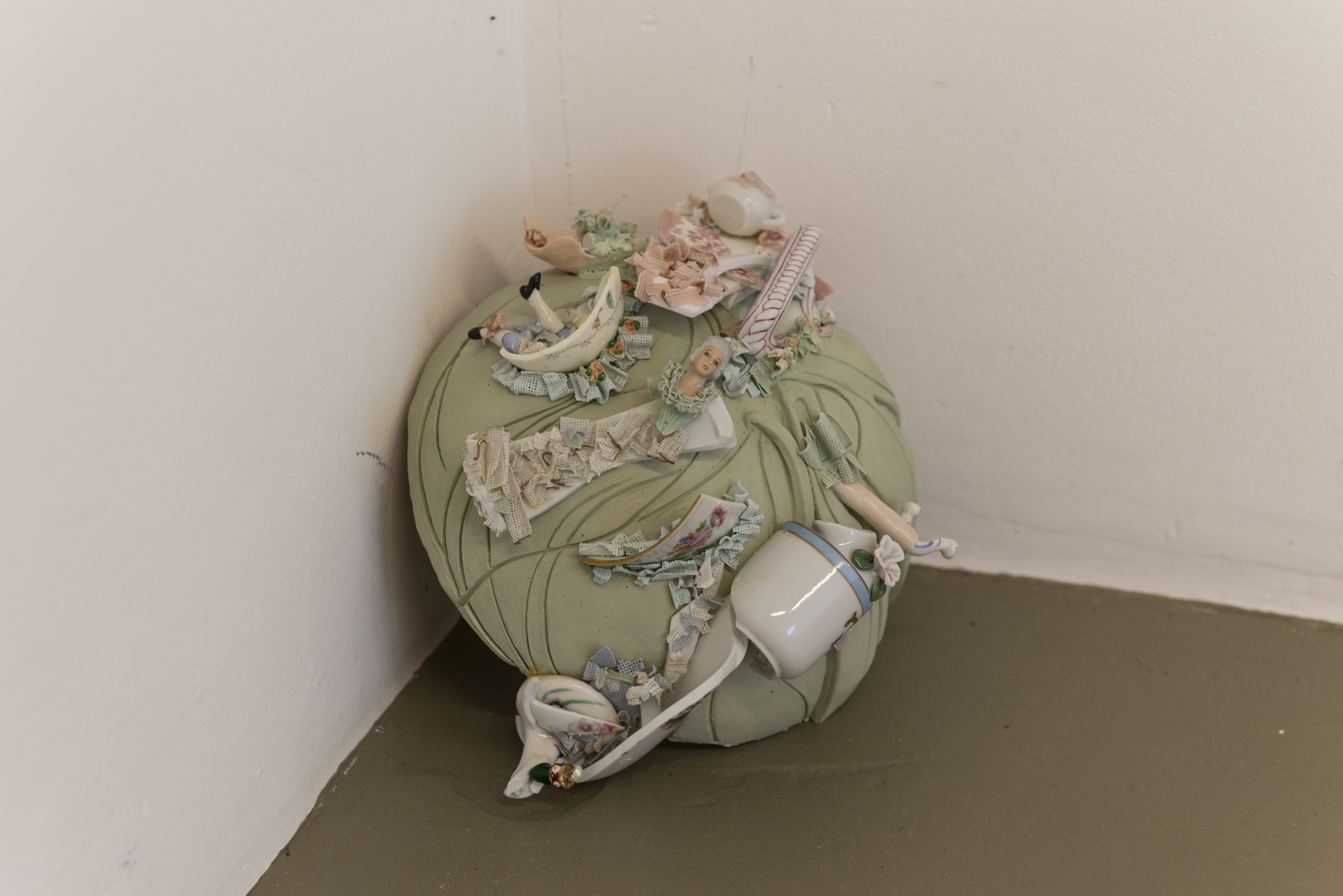 Sem titulo, 2023. Porcelana moldada e cacos de porcelana apropriados e moldados. 15 x 23 x 27 cm